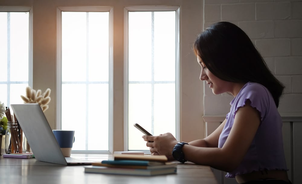 Student Learning Languages online